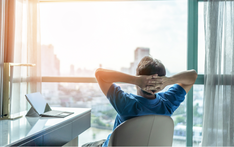 Entspannt kurse verwalten an einem Ort Booking Connect mann der aus dem Fenster schaut